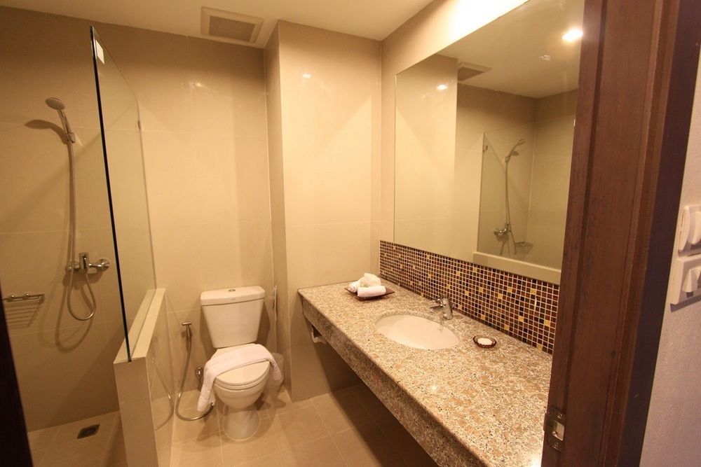 S Tara Grand Hotell Surat Thani Exteriör bild