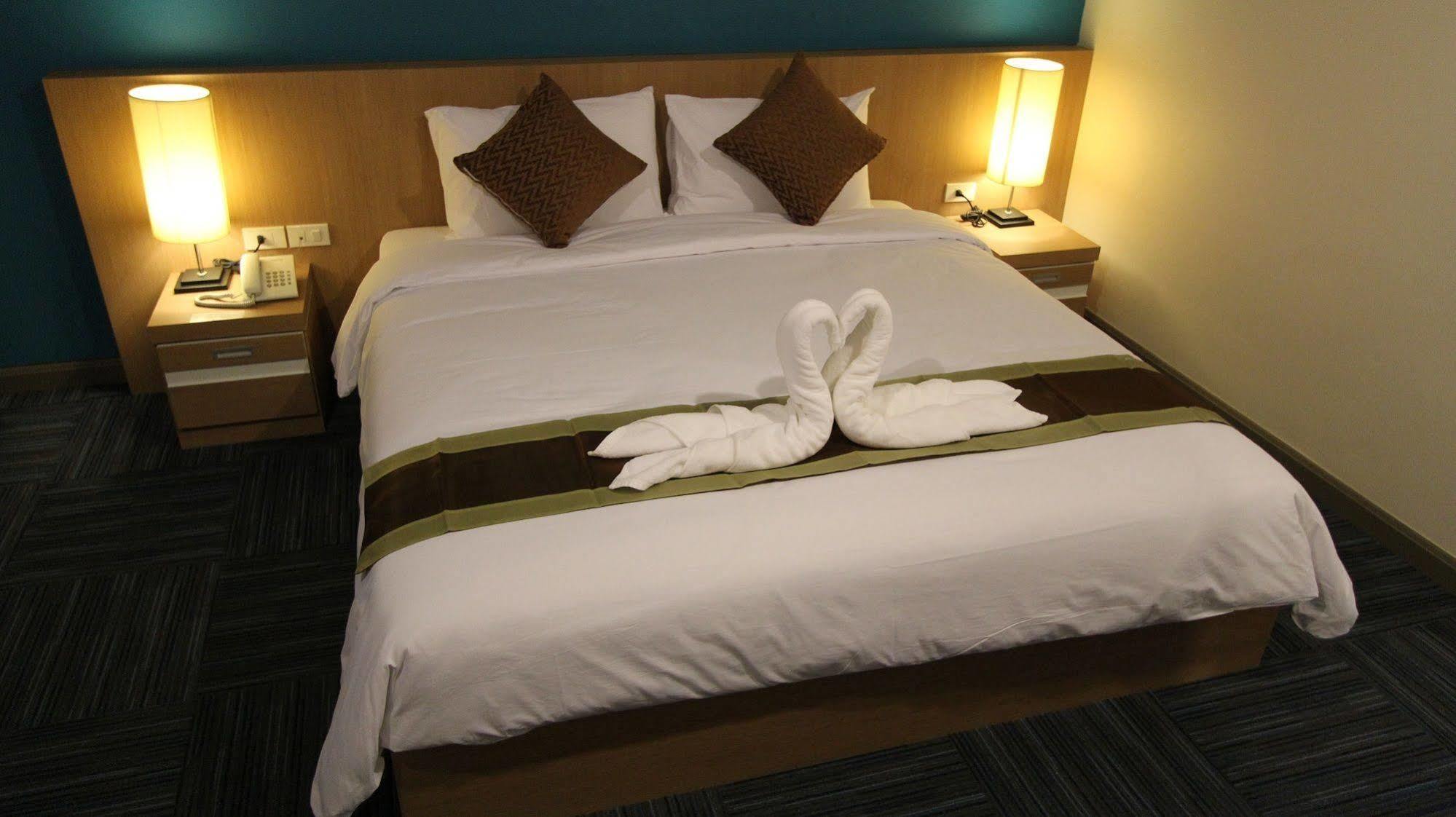 S Tara Grand Hotell Surat Thani Exteriör bild